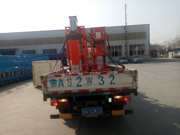 三台双柱铝合金升降货梯装车发走